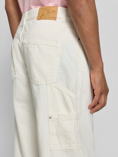 Männermodel trägt Regular Fit Jeans im 5-Pocket-Design Modell 'Carpenter' von Les Deux aus Reine Baumwolle, Detailaufnahme Rückansicht. Bundweite 42 cm, Innenbeinlänge 79 cm, Knopf- und Reißverschluss, weiße Textur mit sichtbaren Nähten.