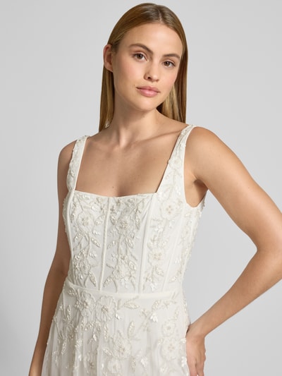 Frauenmodel trägt Maxikleid mit Perlen und Pailletten von Adrianna Papell, Mesh, A-Linie, cremefarben, Nahaufnahme Oberkörper. Rückenlänge 130 cm, Brustweite 34 cm bei Größe 36.