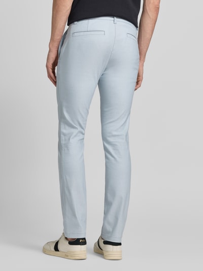 Mannenmodel draagt Slim Fit Chino uit katoenmix met linnen en viscose-aandeel, model 'Chino-Slim-2' van BOSS Orange in denim-look, mid waist, met label patch, knoop- en blinde ritssluiting, steekzakken en achterzakken, twillstructuur, geheel van achteren.