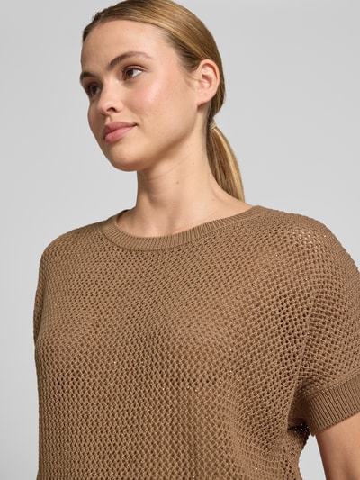 Frauenmodel trägt Strickpullover mit Ziersteinbesatz und Tunnelzug von monari aus Reine Baumwolle im Relaxed-Fit, Nahaufnahme Oberkörper.