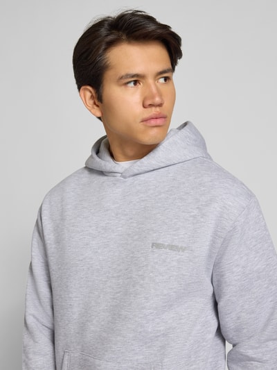 REVIEW Hoodie mit Label-Print Hellgrau Melange 3