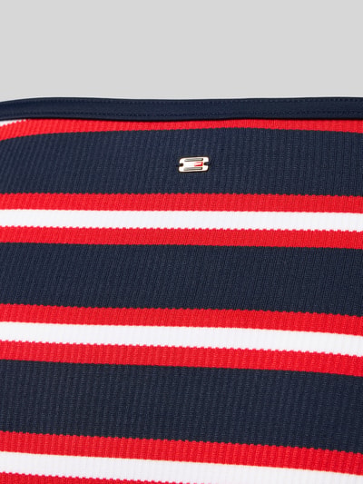 Produktfoto, Bikini-Hose aus geripptem Material von TOMMY HILFIGER im Allover-Look mit roten, weißen und dunkelblauen Streifenmuster, Texturdetail