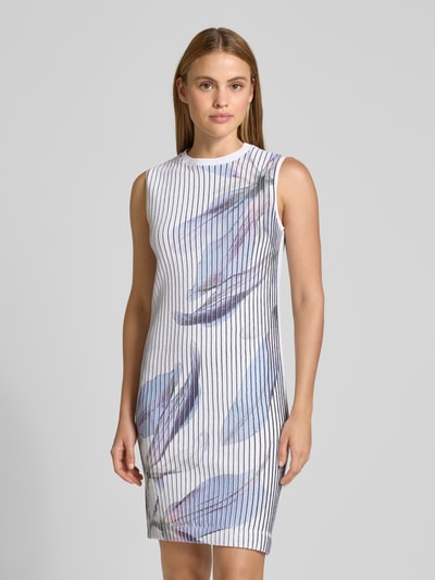 Frauenmodel trägt Knielanges Kleid aus Leinen-Mix mit floralem Allover-Print von Marc Cain, Slim Fit, weiß mit farbigen Blumen, ärmellos, Ganzkörperansicht von vorne.