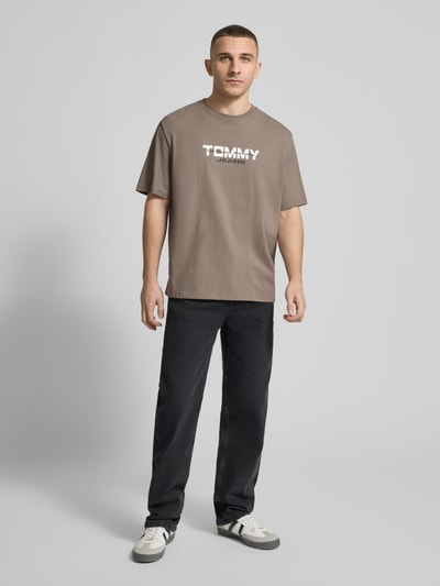 Tommy Jeans Regular Fit T-Shirt aus reiner Baumwolle Taupe 1