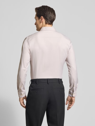 Männermodel trägt Slim Fit Business-Hemd mit Kentkragen von Jake*s in Beige, Material-Mix mit Stretch-Anteil, Rückenlänge 71 cm, Ganzkörperansicht Rückansicht.