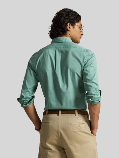Mężczyznamodel nosi Regular Fit Freizeithemd aus reiner Baumwolle von Polo Ralph Lauren, efekt: jednolity kolor, krój regular fit, kołnierzyk typu button down, listwa guzikowa na całej długości, wyhaftowane logo, zapięcie na jeden rząd guzików, długi rękaw z mankietami sportowymi, splot twill, czysta bawełna, całkowity widok z tyłu.