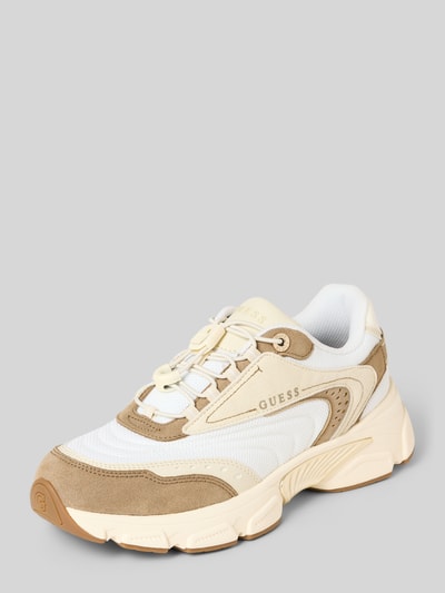 Produktfoto, Sneaker mit Logo-Detail Modell 'Imeri' von Guess in Beige und Weiß, profilierte Passform, abgerundete Form, Absatzhöhe 5 cm, Schafthöhe 7 cm, Schaftweite 8 cm