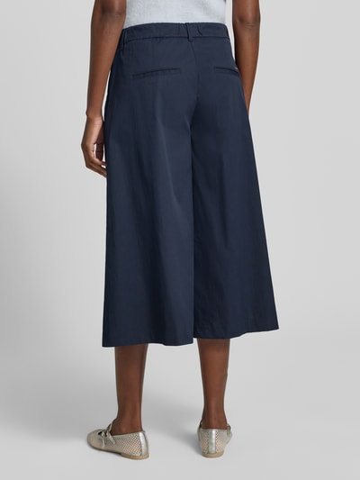 Frauenmodel trägt Regular Fit Culotte aus Baumwoll-Mix Modell 'MELLI' von Brax, Optik: Unifarben, Popeline, Ganzkörperansicht Rückansicht.