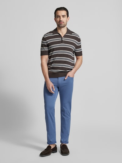 Męski model nosi Slim Fit Stoffhose mit Lyocell-Anteil Modell 'Cadiz' od BRAX, mieszanka bawełny i lyocellu, 5 kieszeni, krój slim fit, zapięcie na guzik i zamek błyskawiczny, szerokość w rozmiarze 32/32: 107 cm, długość wewnętrzna nogawki: 81 cm, widok całej sylwetki z przodu