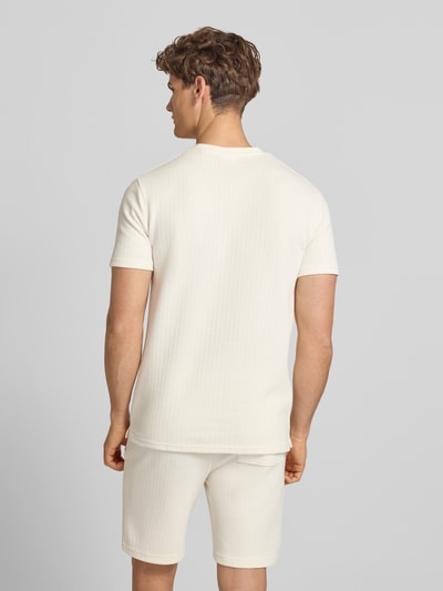 Männermodel trägt Regular Fit T-Shirt mit Viskose-Anteil Modell 'TREY' von Only & Sons, Optik: Unifarben, Struktur, Ganzkörperansicht Rückansicht.