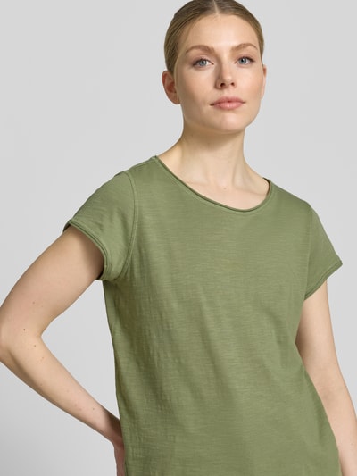 Vrouwenmodel draagt Regular Fit T-shirt uit katoen-flammgarn van s.Oliver RED LABEL in melangelook, gestreept motief, ronde hals, korte mouw, rolzoom, puur katoen, halfclose-up bovenlichaam.