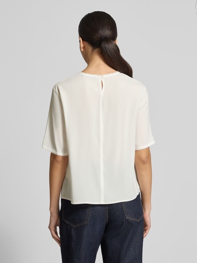 Vrouwenmodel draagt Regular Fit T-Shirt met rondhals van Windsor, witte kleur, franjedetail, korte mouw, ruglengte 55 cm, halflange mouw 28 cm, regular fit, hele rugaanzicht