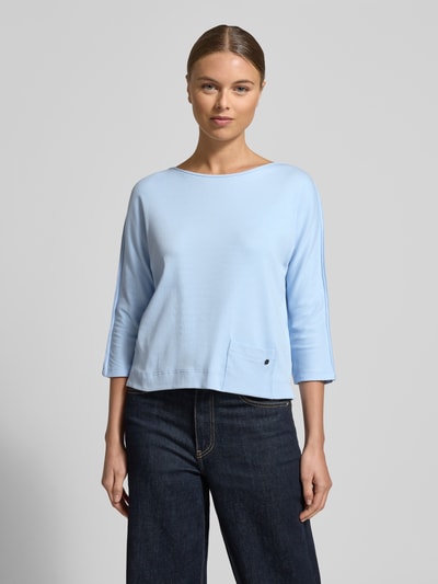 Vrouwenmodel draagt T-shirt met U-boot-hals en 3/4-mouw van Marc Cain, mix van katoen en elastaan, regular fit, lichtblauw, ruglengte maat 36: 49 cm, voorkant bovenlichaam close-up.