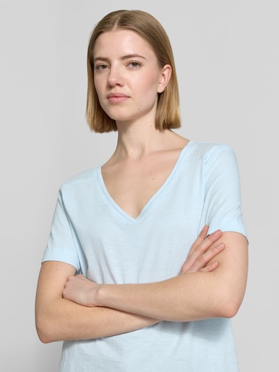 Frauenmodel trägt Relaxed Fit T-Shirt aus reiner Baumwolle von s.Oliver RED LABEL in Melange-Optik, V-Ausschnitt, Kurzarm, Jersey, Nahaufnahme Oberkörper.