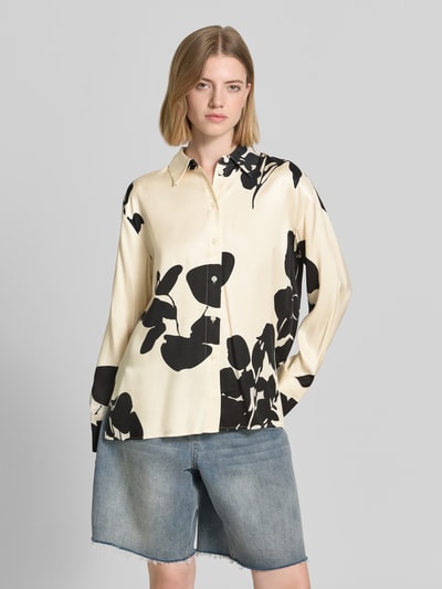 Vrouwenmodel draagt Regular Fit Hemdbluse aus reiner Viskose Modell 'Zeoul' van Someday met bloemen all-over print, overhemdkraag, met lange mouwen, knoopsluiting; kleur crème met zwarte accenten, zachte textuur, dames overhemdblouse, ruglengte maat 36: 69 cm, mouwlengte maat 36: 55 cm. Nahaufnahme Oberkörper.