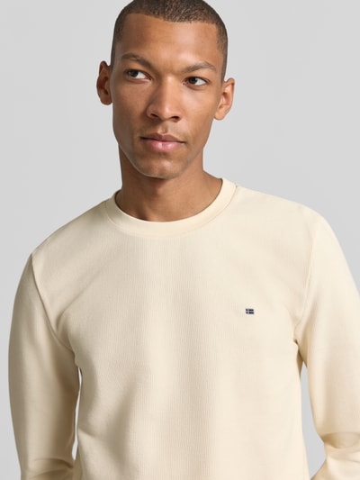 Männermodel trägt Pullover aus Baumwoll-Mix von Christian Berg Men, cremefarben, gerader Schnitt, Nahaufnahme Oberkörper, Rundhalsausschnitt