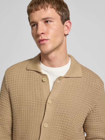 Männermodel trägt Regular Fit Strickjacke aus reiner Baumwolle von Marc O'Polo Denim, Optik: Unifarben, Struktur, Nahaufnahme Oberkörper.