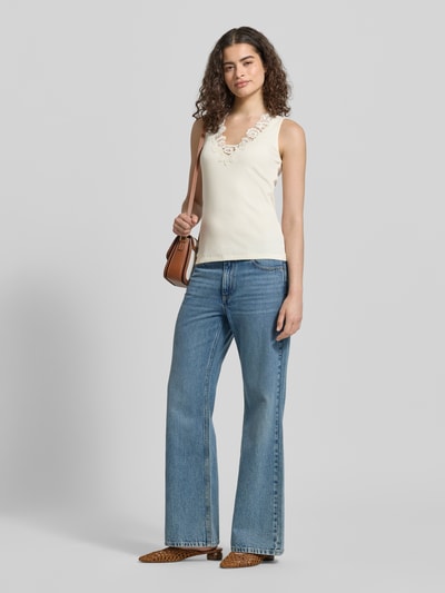 Frauenmodel trägt Trägertop in Ripp-Optik mit Spitzenbesatz von Jake*s Collection, Viskose-Baumwoll-Mix, Slim-Fit, V-Ausschnitt, Ganzkörperansicht von vorne.