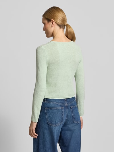 Frauenmodel trägt Strickjacke mit V-Ausschnitt von Tom Tailor Denim in Hellgrün, feinstrick, unifarben, Regular Fit, Rückansicht Ganzkörperansicht.