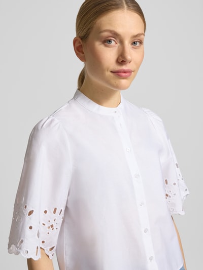 Vrouwenmodel draagt witte Relaxed Fit blouse met ajourwerk model 'Marika' van GUIDO MARIA KRETSCHMER WOMAN, puur katoen, halflange mouwen, opstaande kraag, doorknoopsluiting, detailopname bovenlichaam.