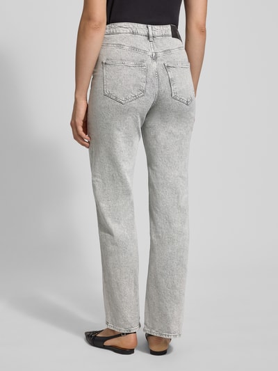 Vrouwenmodel draagt Wide Leg Jeans uit katoenmix Model 'TESSA' van Vero Moda, effen kleur denimlook, high waist, 5-pocketmodel, labelpatch, applicatie met labelstitching, riemlussen, knoop- en ritssluiting, materiaalverwerking: katoenmix, Ganzkörperansicht Rückansicht.