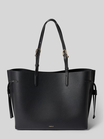 Produktfoto, schwarze Handtasche aus echtem Leder mit Logo-Detail Modell 'Ava' von FURLA, schmale Schulterriemen, strukturierte Oberfläche, Maße: 51x30x40 cm, Länge Schulterriemen 58 cm, neutrales Licht, klarer Hintergrund.
