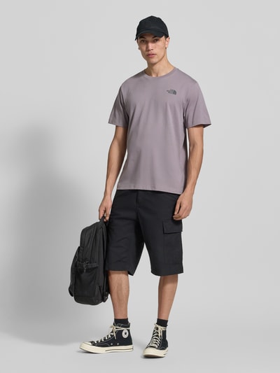 Männermodel trägt T-Shirt mit Logo und Rundhalsausschnitt von The North Face, Baumwoll-Mix, Regular Fit, Frontansicht Ganzkörperansicht.