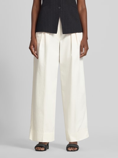 Frauenmodel trägt Wide Leg Chino aus Baumwoll-Mix Modell 'C_Tanjura5-D' von BOSS für BOSS Orange, cremeweiß, Nahaufnahme Unterkörper.
