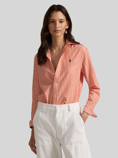 Frauenmodel trägt Regular Fit Hemdbluse aus Baumwoll-Leinen-Mix von Polo Ralph Lauren mit rot-weißen Streifen, Logo-Stitching, langarm, Nahaufnahme Oberkörper.