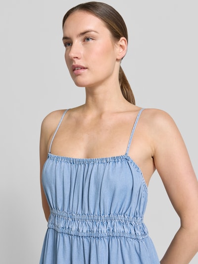 Frauenmodel trägt Midikleid aus Lyocell-Mix in Denim-Optik Modell 'Ibiza' von Mango, Tailliert, Spaghetti-Träger, Nahaufnahme Oberkörper.
