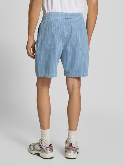 Männermodel trägt Shorts mit Strukturmuster und elastischem Bund von REVIEW aus reiner Baumwolle, Regular-Fit, Rückansicht Ganzkörperansicht.