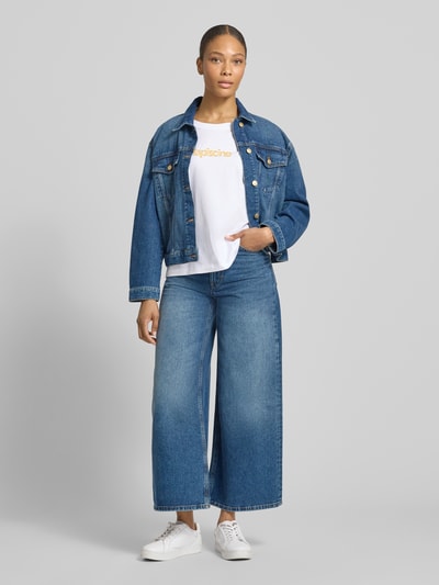 Modelka kobieca nosi Regular Fit T-Shirt aus reiner Baumwolle Modell 'MACY' od Selected Femme, biały, gładki jersey, krótkie rękawy, nadruk label, okrągły dekolt, widok całej sylwetki z przodu