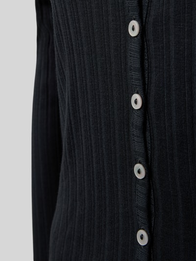 Produktfoto, Pyjama-Oberteil in Ripp-Optik mit V-Ausschnitt von Jake*s Casual, schwarze Ripp-Optik, Knopfleiste, Baumwoll-Modal-Mix, Slim-Fit