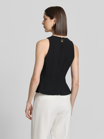 Frauenmodel trägt Slim Fit Blusentop mit Schößchen von HUGO, Optik: Unifarben, Passform: Slim-Fit, Rumpfabschluss: Ausgestellt, Ganzkörperansicht Rückansicht.