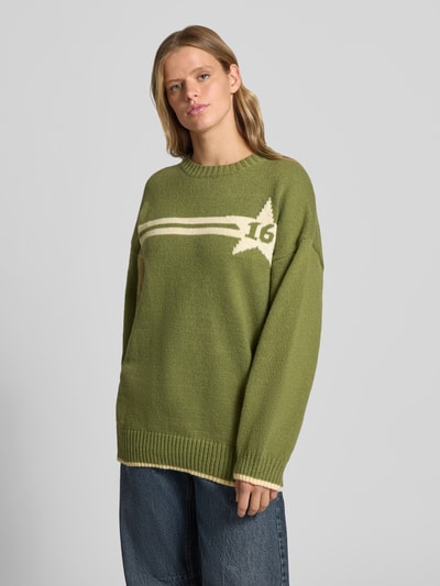 Vrouwenmodel draagt gebreide pullover met All-over look, ronde hals, ruglengte 71 cm, mouwlengte 53 cm, Model 'STAR' van DAISY STREET, relaxed fit, voorkant volledige lichaamsopname.