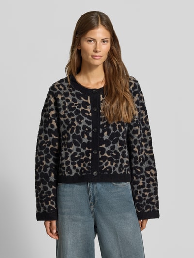 Frauenmodel trägt Regular Fit Cardigan mit Allover-Animal-Print von MYON in Strick-Optik, Knopfleiste, Ganzkörperansicht von vorne.