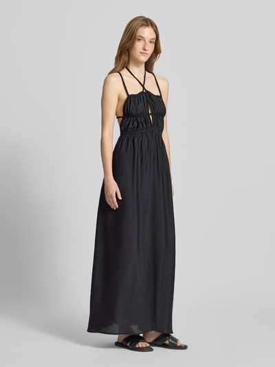 Frauenmodel trägt Maxikleid aus Viskose-Mix mit Flecht-Detail Modell 'Hanke' von LeGer by Lena Gercke, taillierte Passform, schwarz, Spaghetti-Träger, Rückenausschnitt, Ganzkörperansicht von vorne.