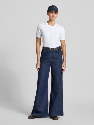 Kobiece modelka ma na sobie Slim Fit Strickjacke aus Baumwoll-Mix od Polo Ralph Lauren, efekt: jednolity kolor, krój slim fit, zapięcie: listwa guzikowa, okrągły dekolt, rękaw: krótki, wykończenie materiału: dzianina, materiał: mieszanka bawełny, widok całej sylwetki z przodu.