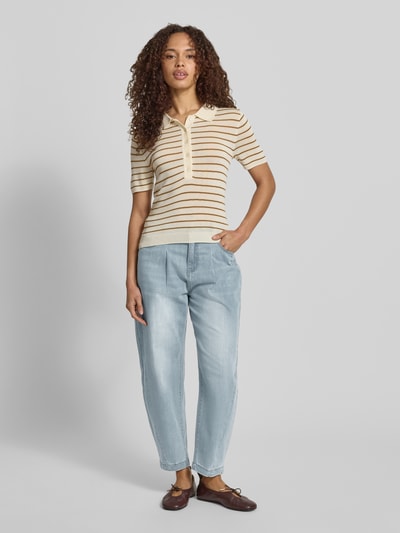 Frauenmodel trägt Barrel Fit Jeans im Used-Look Modell 'Ballon' von Buena Vista, hellblauer Baumwoll-Mix, Eingrifftaschen, Ganzkörperansicht von vorne.