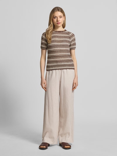 Frauenmodel trägt Strickshirt im Allover-Look mit Rollsaum von Jake*s Casual aus Baumwoll-Mix, Regular-Fit, Rundhalsausschnitt, Ganzkörperansicht von vorne.