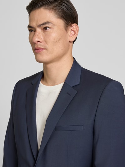 Męski model nosi Super Slim Fit Anzug aus Woll-Mix Modell 'ARTI/HESTEN' od HUGO, granatowy, gładka struktura, krój super slim fit, zbliżenie na górną część ciała