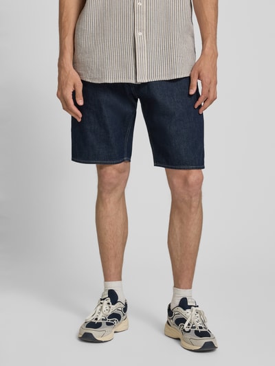 Männermodel trägt Regular Fit Jeansshorts aus reiner Baumwolle Modell 'DAKOTA SHORT' von G-Star in Denim-Optik, Ganzkörperansicht von vorne.