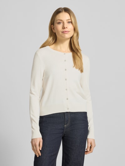 Kobiece modelka nosi Regular Fit Cardigan aus Viskose-Mix von Christian Berg Woman, okrągły dekolt, listwa guzikowa, długość tyłu 48 cm, długość rękawów 62 cm, mieszanka wiskozy, kolor jasny, faktura gładka, widok całej sylwetki z przodu.