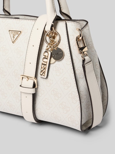 Produktfoto, cremefarbene Handtasche mit Logo-Detail Modell 'Noelle' von GUESS, goldene Details, strukturierte Oberfläche, Kontext: Damen Handtasche von GUESS mit Hauptfach, Reißverschluss, abnehmbarem Schulterriemen, Maße 26x22x11 cm, Schulterriemen 122 cm.