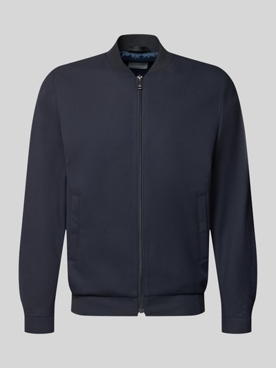 Produktfoto, dunkelblaue Regular Fit Bomberjacke aus elastischem Viskose-Mix von ROY ROBSON, schlichte Oberfläche, sichtbare Eingrifftaschen und elastische Abschlüsse, Kontext: Rückenlänge 70 cm, Schulterbreite 45 cm, Brustweite 57 cm, Ärmellänge 68 cm
