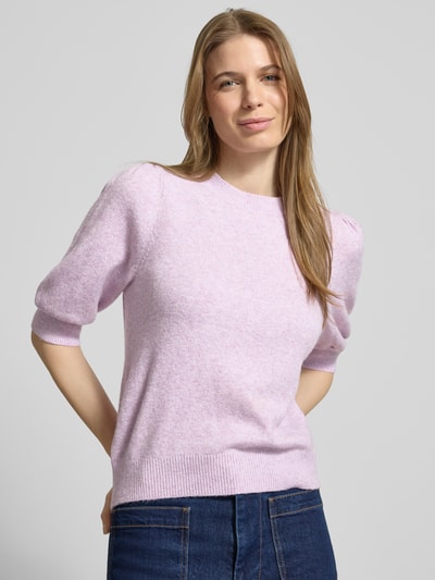 Vrouwenmodel draagt Regular Fit gebreide pullover met crew neck model 'DOFFY' van Vero Moda, look: effen, gebreide look, labelstitching applicatie, ronde hals, 1/2-mouwen, geribde mouw- en rompzoom, materiaalverwerking: knitwear, voorkant bovenlichaam close-up.