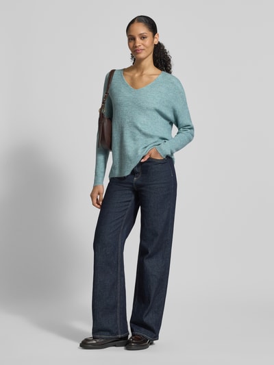 Frauenmodel trägt Regular Fit Pullover mit V-Ausschnitt Modell 'CREWLEFILE' von Vero Moda, Optik: unifarben, Rippstrick, Ganzkörperansicht von vorne.