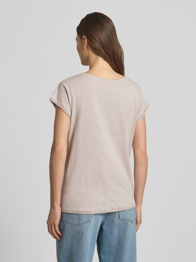 Männermodel trägt T-Shirt mit Rundhalsausschnitt von Christian Berg Woman z bawełny, krój regular fit, zrolowany brzeg, długość tyłu 61 cm, jasny beż, gładka faktura, całkowity widok z tyłu