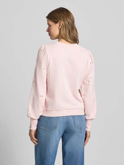 Frauenmodel trägt Regular Fit Sweatshirt aus Baumwoll-Mix Modell 'FEMME' von Only, Optik: Unifarben, Lochstickdetails, Ballonärmel, Ganzkörperansicht Rückansicht.