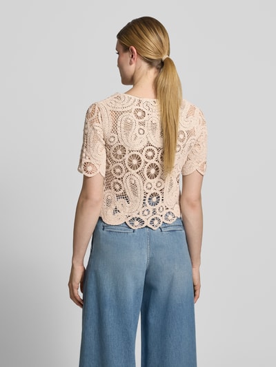 Frauenmodel trägt Strickshirt mit Rundhalsausschnitt von Betty Barclay, Baumwoll-Mix mit Stretch-Anteil, Häkelspitze, Regular-Fit, Rückenlänge 48 cm, Ärmellänge 25 cm, Ganzkörperansicht Rückansicht.